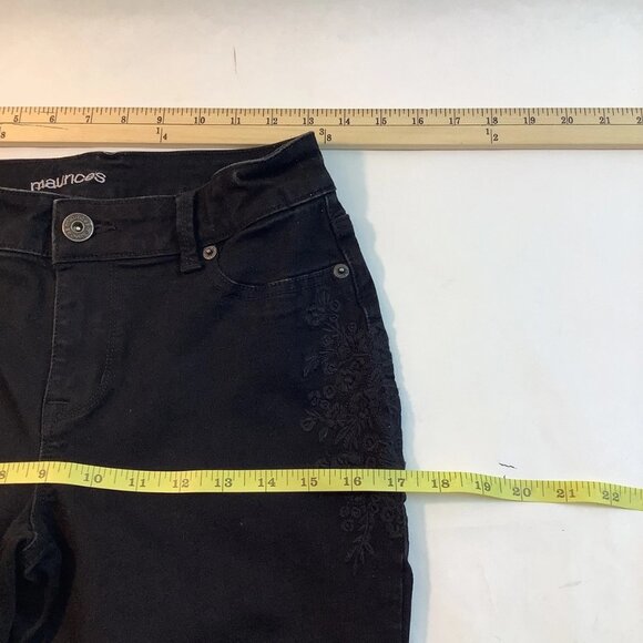 Maurices Women's Floral Embroidered Stretch Black Jeans Size S Reg - Picture 4 of 12